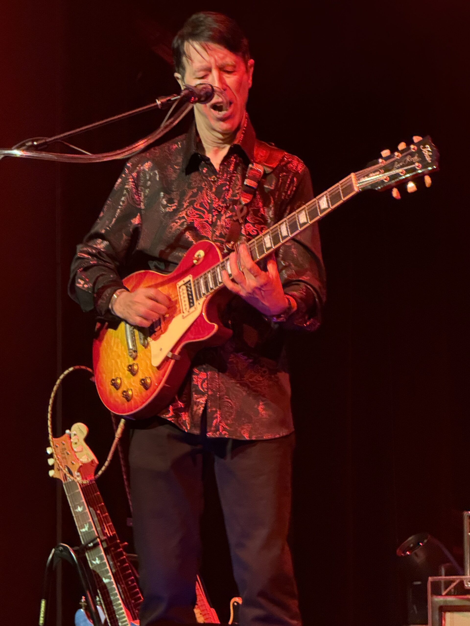 L. Garcia caught a great shot of Harry recreating Joe Walsh's extraordinary work on the talk box!